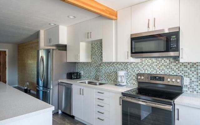 4BR Remodeled Classic near Old Town by WanderJaunt