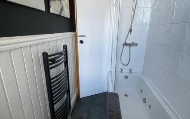 Traditional apt close to city centre & Hampden