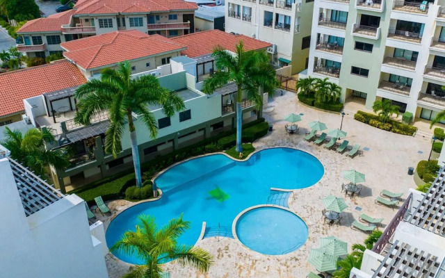 Beautiful 2BR Condo w Large Balcony in Palm Beach