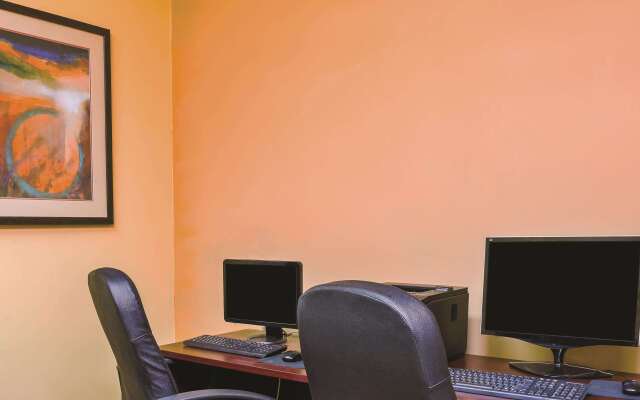 La Quinta Inn & Suites by Wyndham Atlanta-Union City