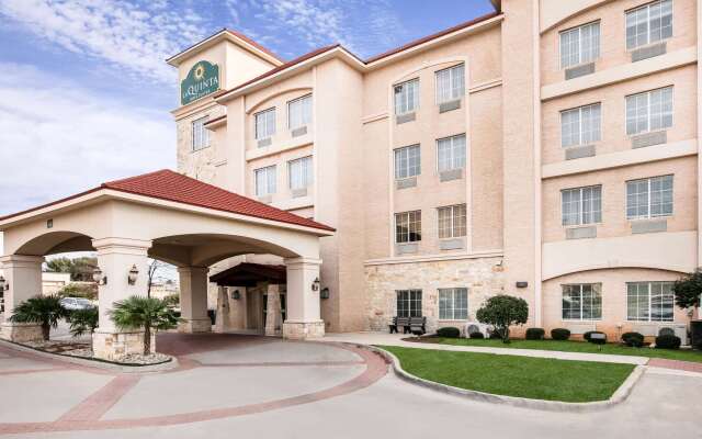 La Quinta Inn & Suites by Wyndham DFW Airport West - Euless