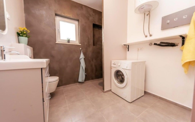 Apartment Darko 2 - 50 m from sea: A6 Sukosan, Zadar riviera