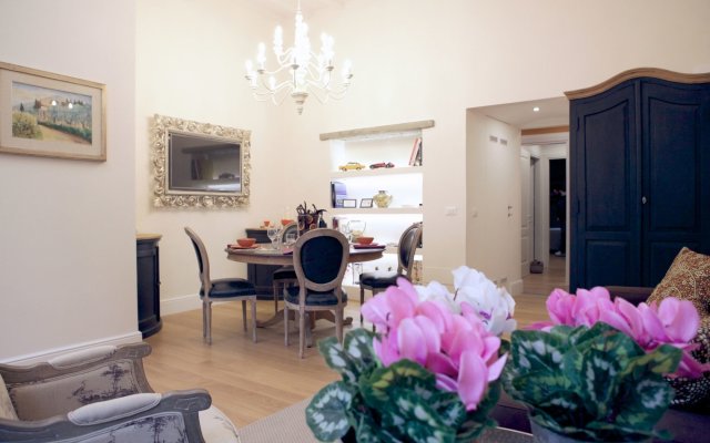 Elegant and Cozy City Center for 5 - Two Bedroom Apartment, Sleeps 5