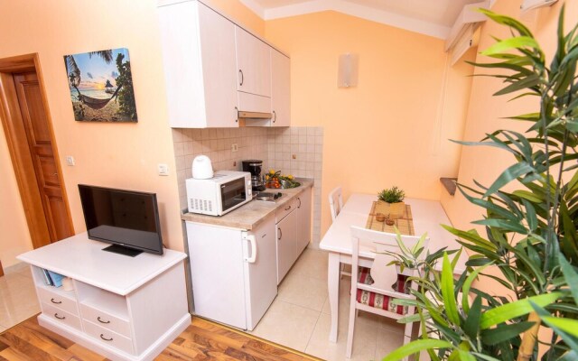 Beautiful Apartment in Podstrana With Wifi