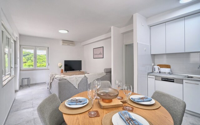 A1-luxury apt w big Balcony, 4 min Walk to Beach