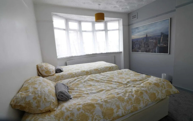 Lovely 4-bed House in Nottingham