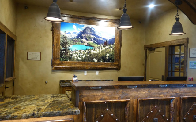 Glacier International Lodge