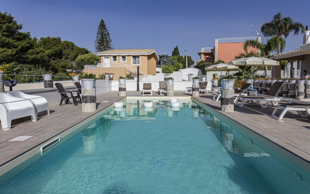 Small Luxury Apartment With Pool