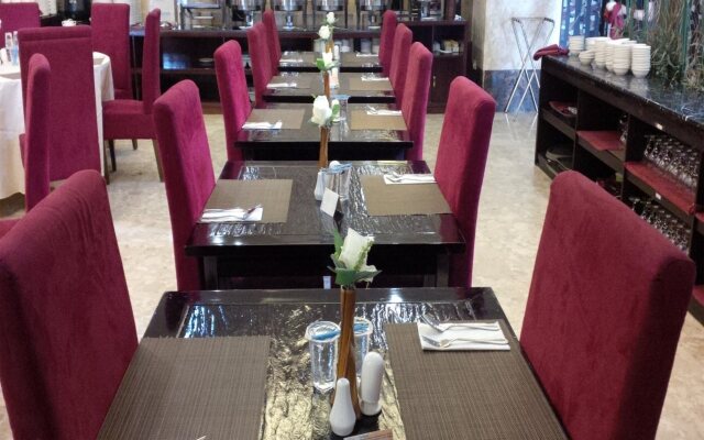 Travellers Hotel Phinisi