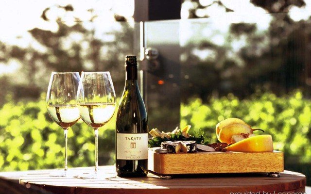 Takatu Lodge and Vineyard