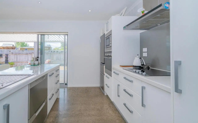 Rose's Beach Pad - Matarangi Holiday Home
