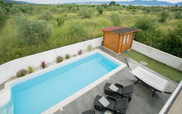 Modern Holiday Home in a Quiet Area, Private Pool, Lovely Roofed Terrace, BBQ
