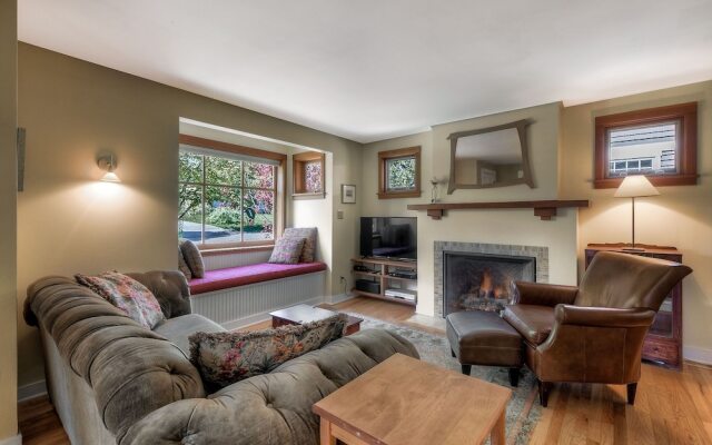 Lovely Laurelhurst - Music Room & Sunny Yard 3 Bedroom Home