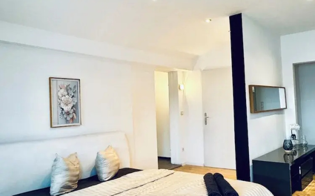 2BR Apt With Balcony Blumengärten