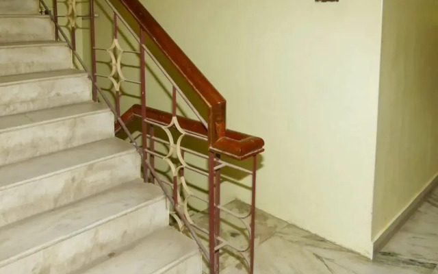 Goroomgo Goverdhan Palace Mathura