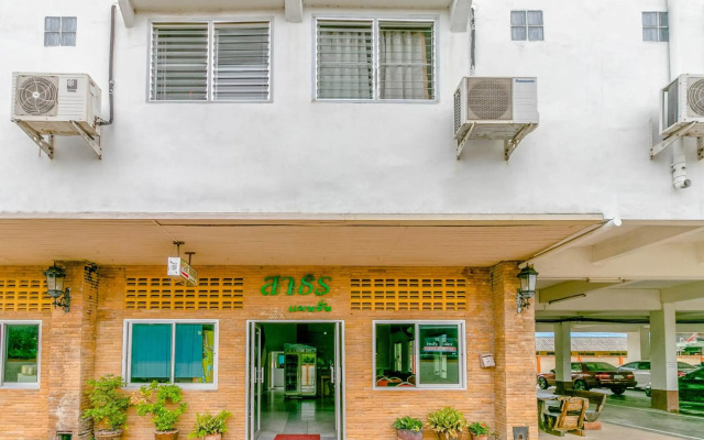 OYO 1161 Sathorn Mansion