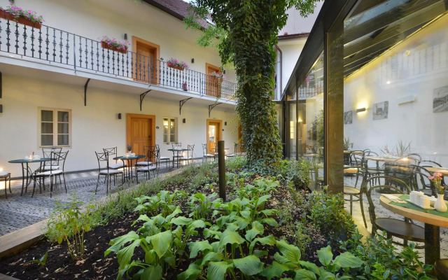 Hotel At the White Lily