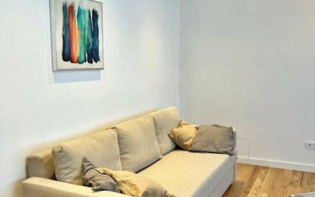 White 1 BD Old Town Apartment by Hostlovers