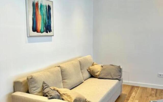 White 1 BD Old Town Apartment by Hostlovers