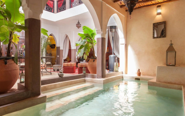 Dar Kamar Zamane - Adults Only