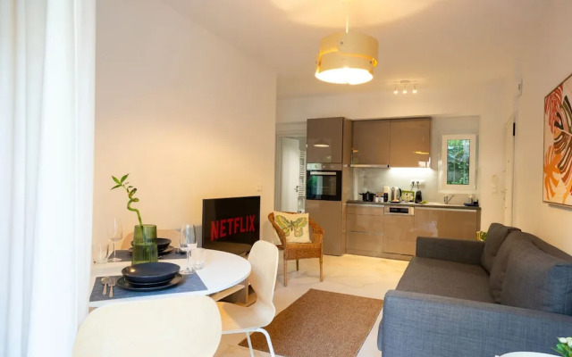 Renovated 2-bedroom Apt Near the Athenian Coast