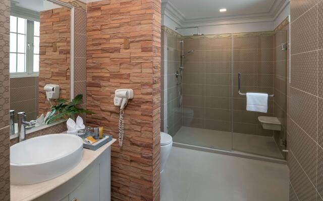 Kingston Suites 