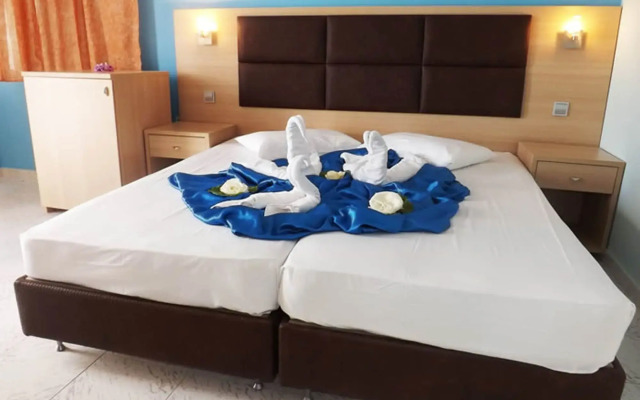 Leonidas Hotel and Studios