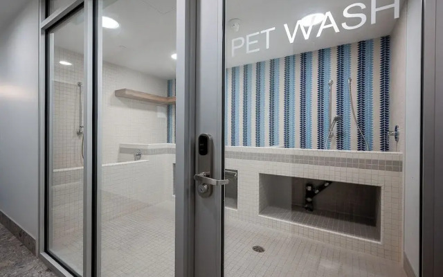 AQUA Corner Unit w Amazing View 614