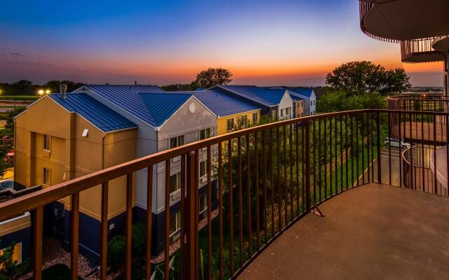 Orangewood Inn & Suites Kansas City Airport