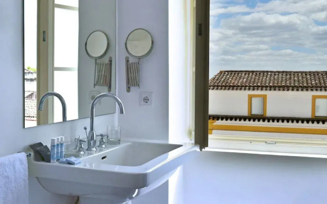 The Noble House Suites & Apartments