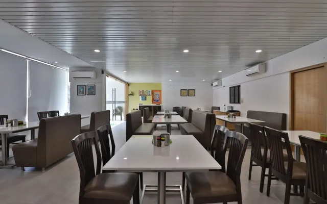 OYO 29305 Hotel Sanskruti Inn