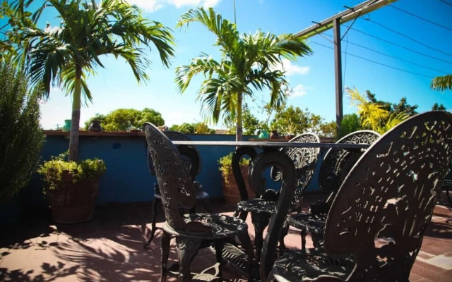 Sombrilla ft Mansion Cantero - Adults Only