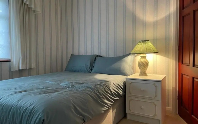 Cheerful 3 bedroom house with off street parking