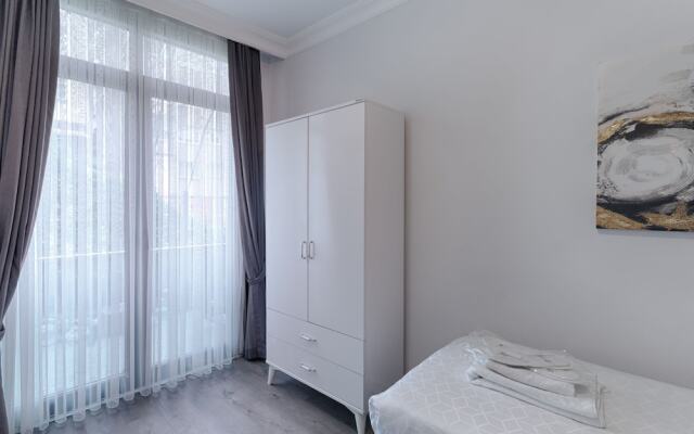 Gorgeous Central 2BR Condo w City Views