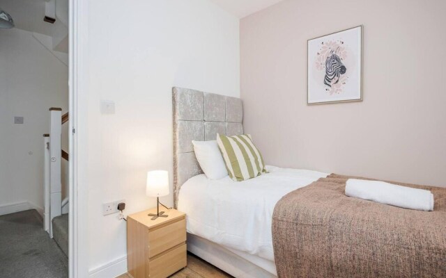 tms Cheerful 5bdr House! Thurrock! Free Parking!