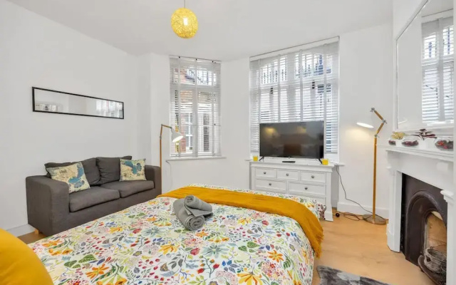 3 Bedroom 2 Bathroom Victorian Flat in Kensington