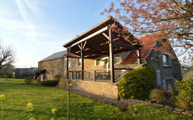 Modern Holiday Home in Vault-de-Lugny with Meadow View