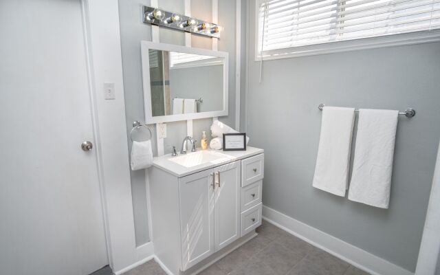 Remodeled Historic 1BR 1BA House Near Downtown