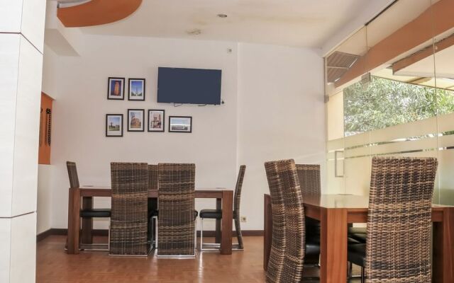 Ten House Guest & Resto by RedDoorz