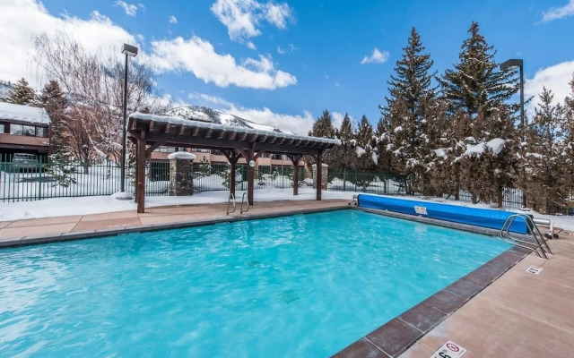 Steps to Ski Trails! Stay at Park Avenue 256 w/ Hot Tub & Pool