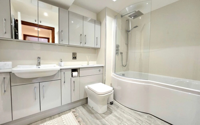 Charming Home Overlooking River Clyde