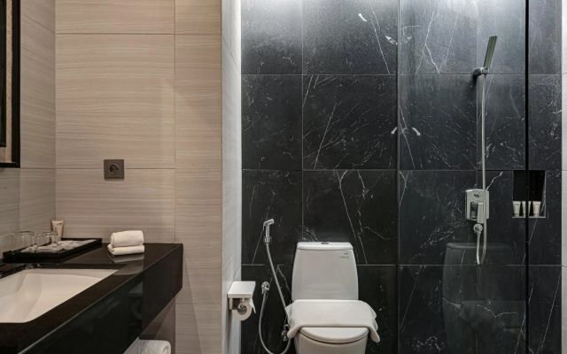 Whiz Luxe Hotel Spazio Surabaya