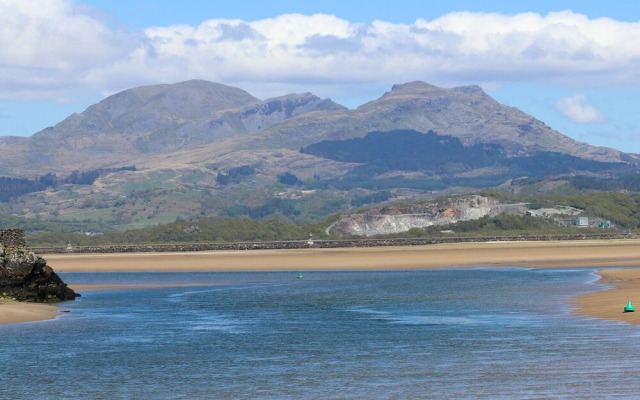Bryn Y Mor, Borth Y Gest