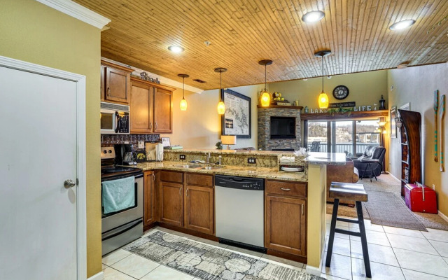 Lakefront Camdenton Condo: Grill & Community Pool