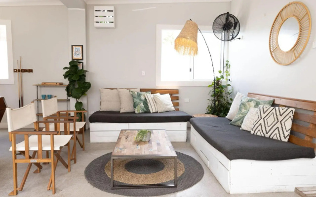 Stoke Beach House - Hostel