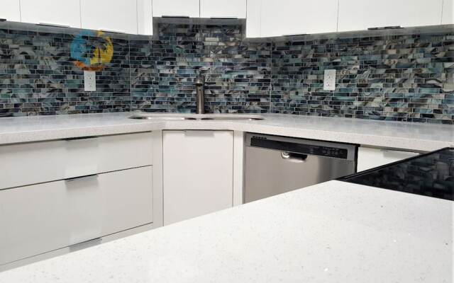 Alexander 518 4 Bedroom Apts by RedAwning