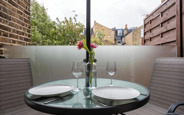 Stylish Fulham Flat With Patio by Underthedoormat