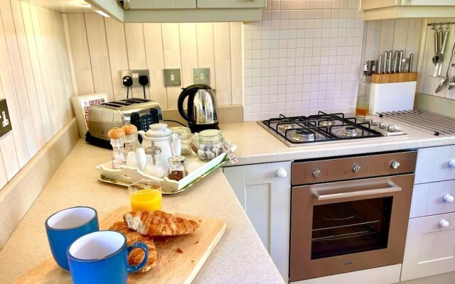 Holiday Lettings Beech Lodge - Stunning 6-bed King
