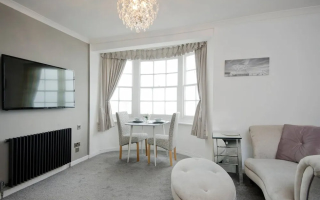 Seaview Regency Apartment With Private Parking