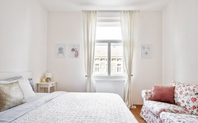 Charming Two-Bedroom Apartment Next To The Emmaus Abbey